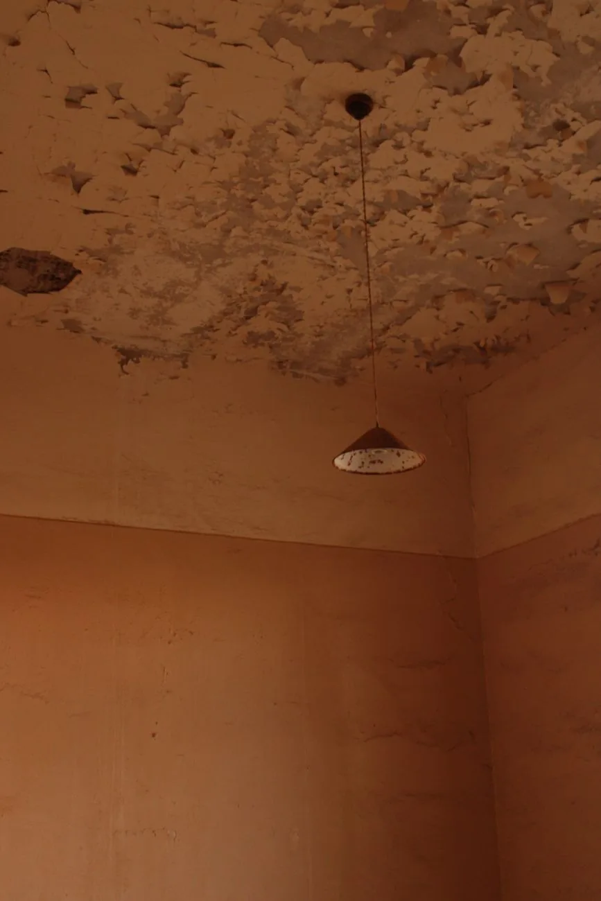 Trace de dégât des eaux au plafond d'une habitation, sinistre courant couvert par la multirisque habitation