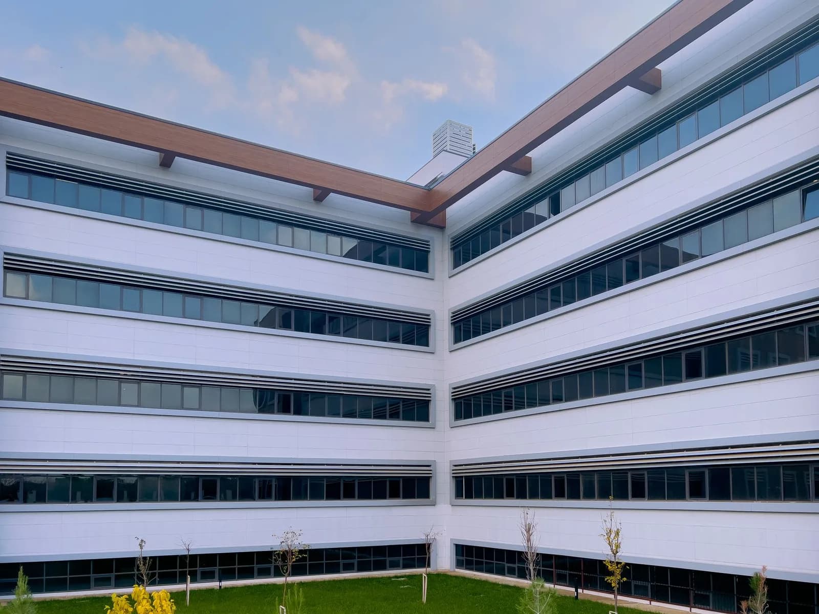 Établissement hospitalier moderne à Nouméa illustrant le système de santé et la CAFAT en Nouvelle-Calédonie
