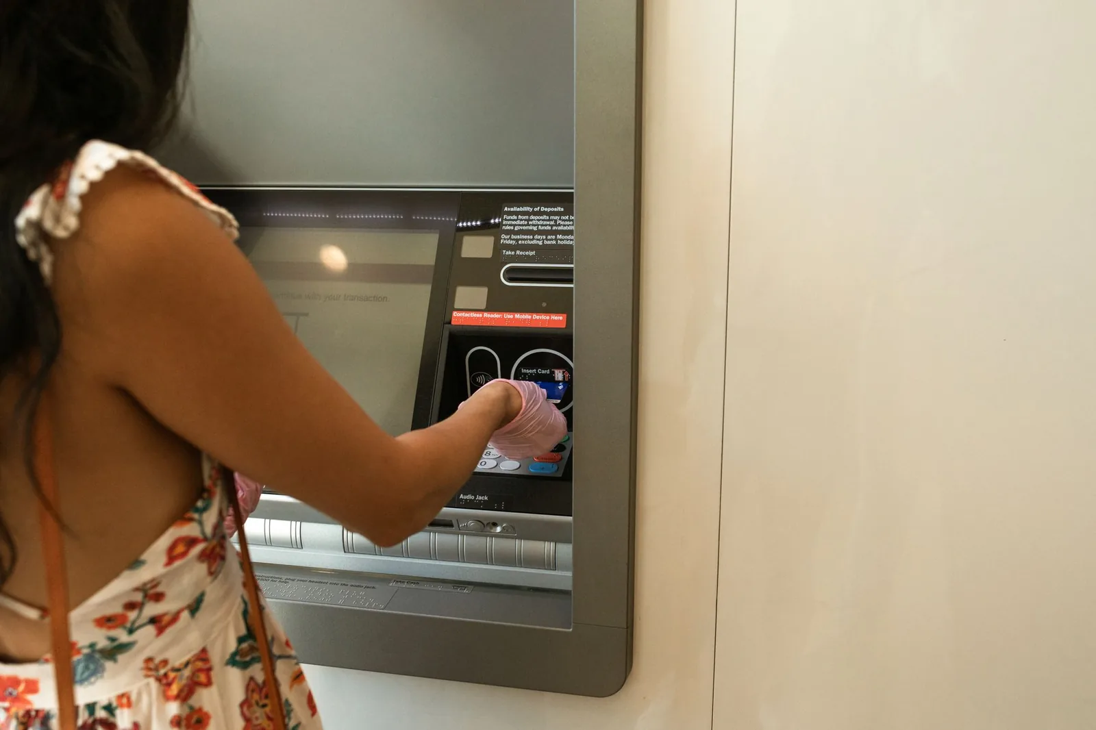 Retrait de francs Pacifique à un distributeur automatique de billets à Nouméa