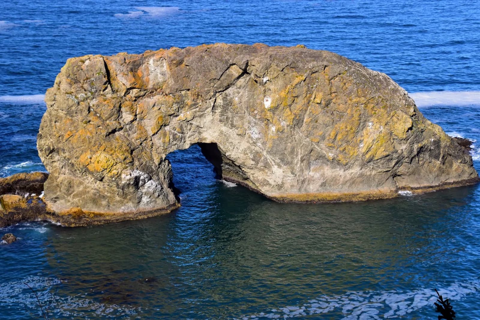 Arche rocheuse naturelle emergeant de l'ocean le long d'un littoral