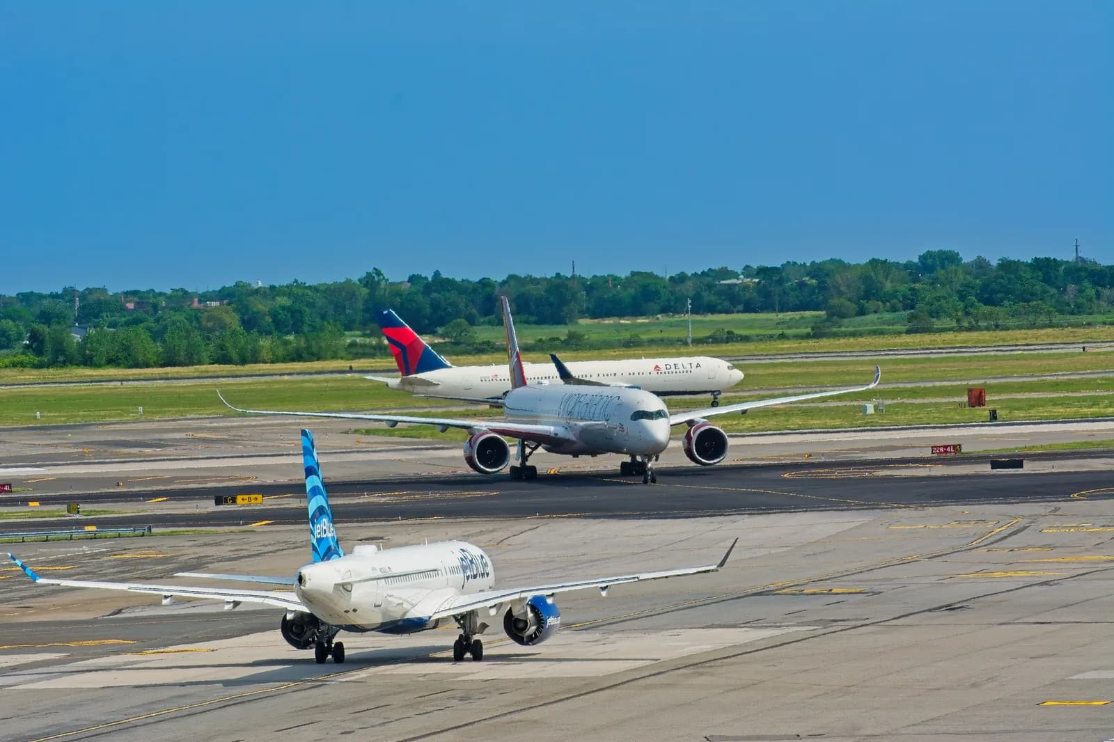 Avions de ligne sur les pistes d'un aéroport international