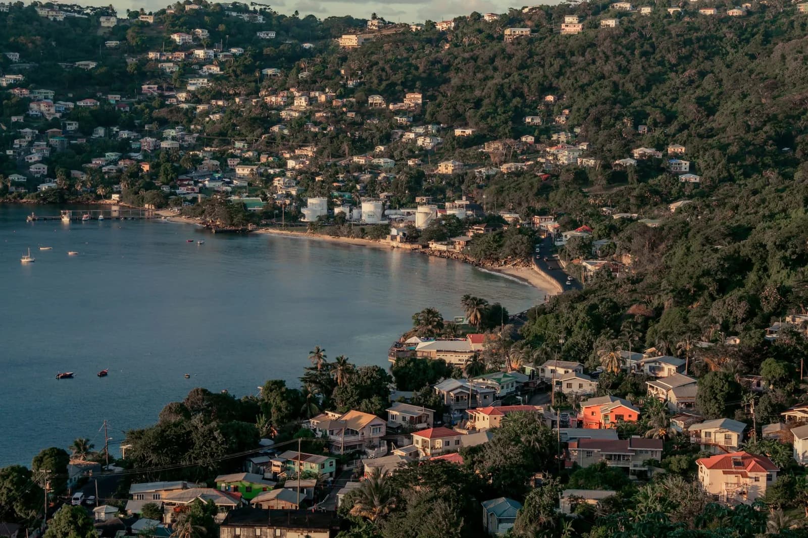 Ville côtière moderne au bord de l'océan Pacifique, avec tour vitrée et ponton en front de mer