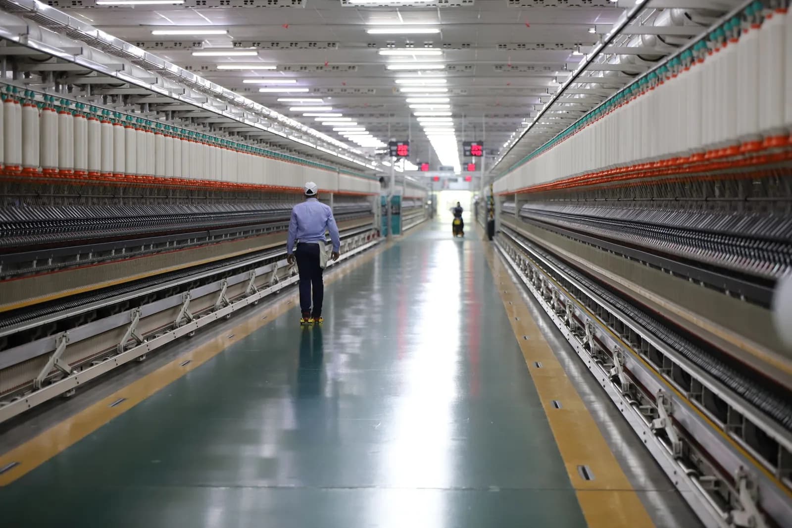 Lignes de machines industrielles dans une usine de production, illustration du matériel productif financé par le Girardin industriel