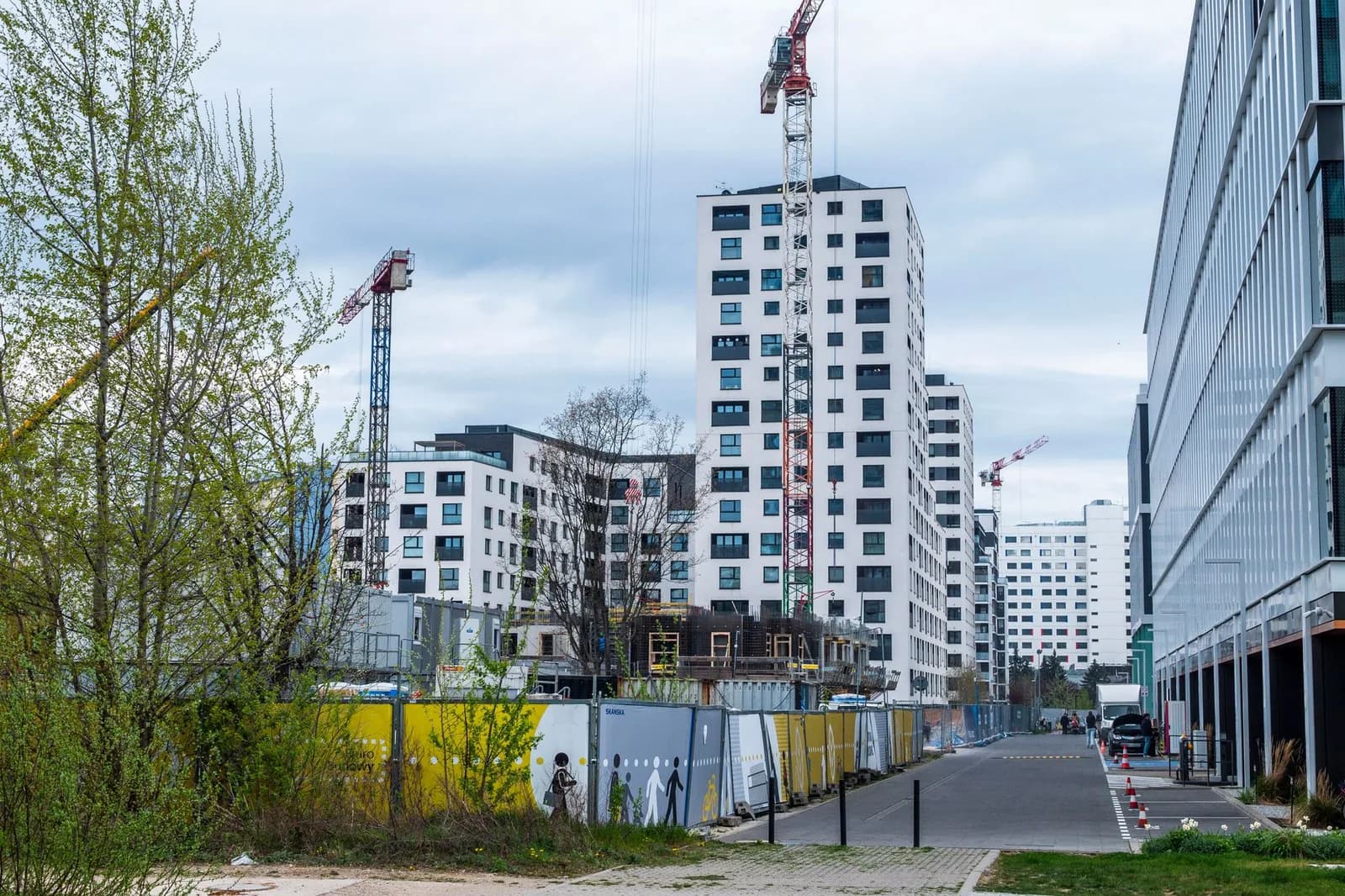 Immeubles résidentiels neufs en construction avec grues de chantier, illustrant un investissement Girardin en logement social