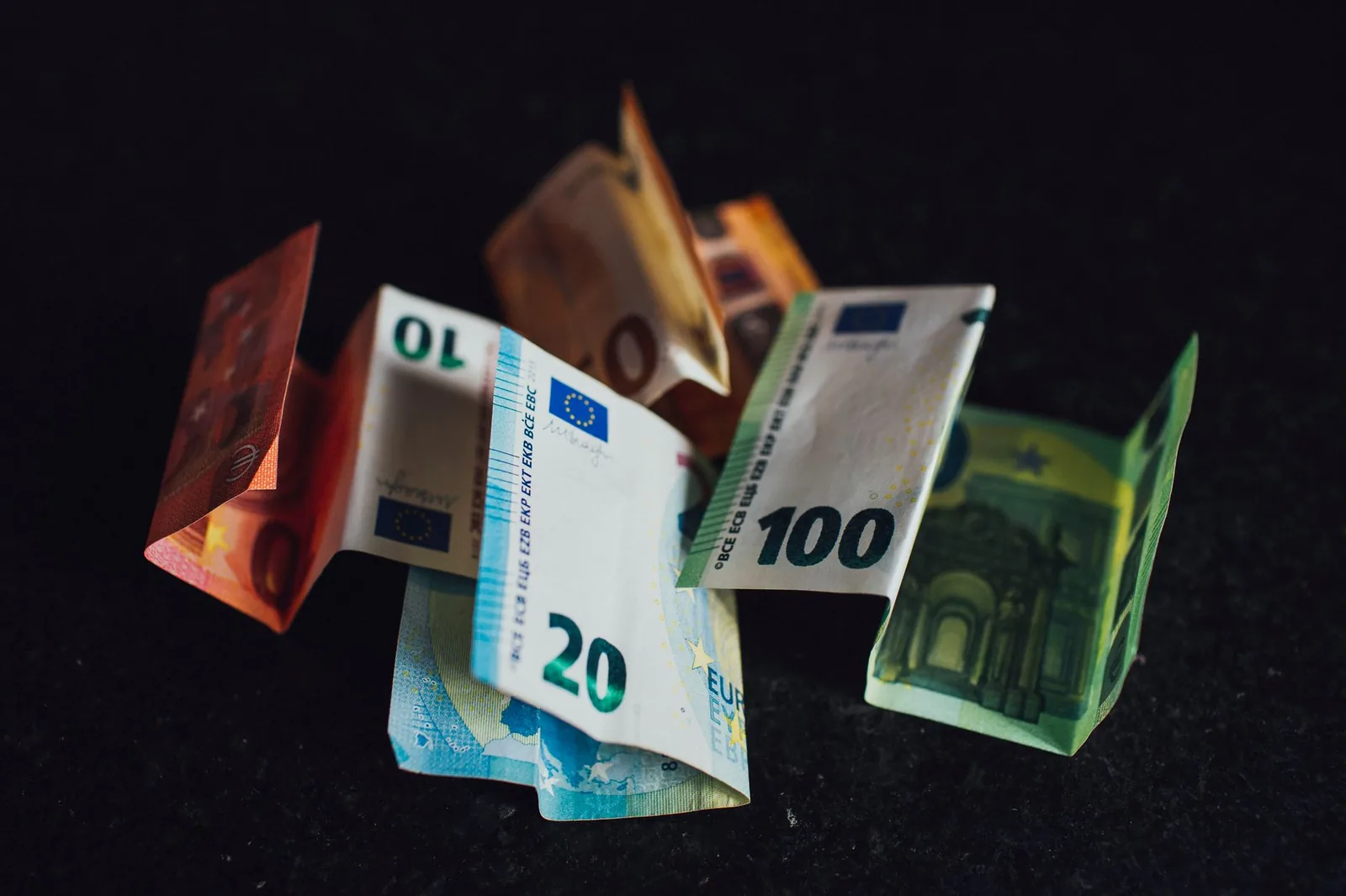 Billets et pièces en euros, symbolisant les revenus imposés entre la métropole et la Nouvelle-Calédonie