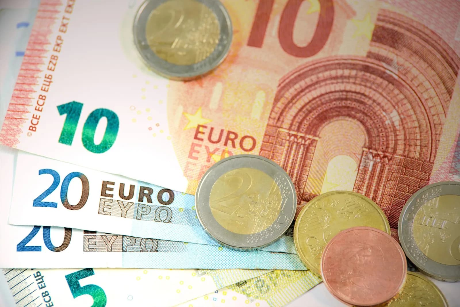 Billets et pièces en euros, symbolisant les revenus imposés entre la métropole et la Nouvelle-Calédonie