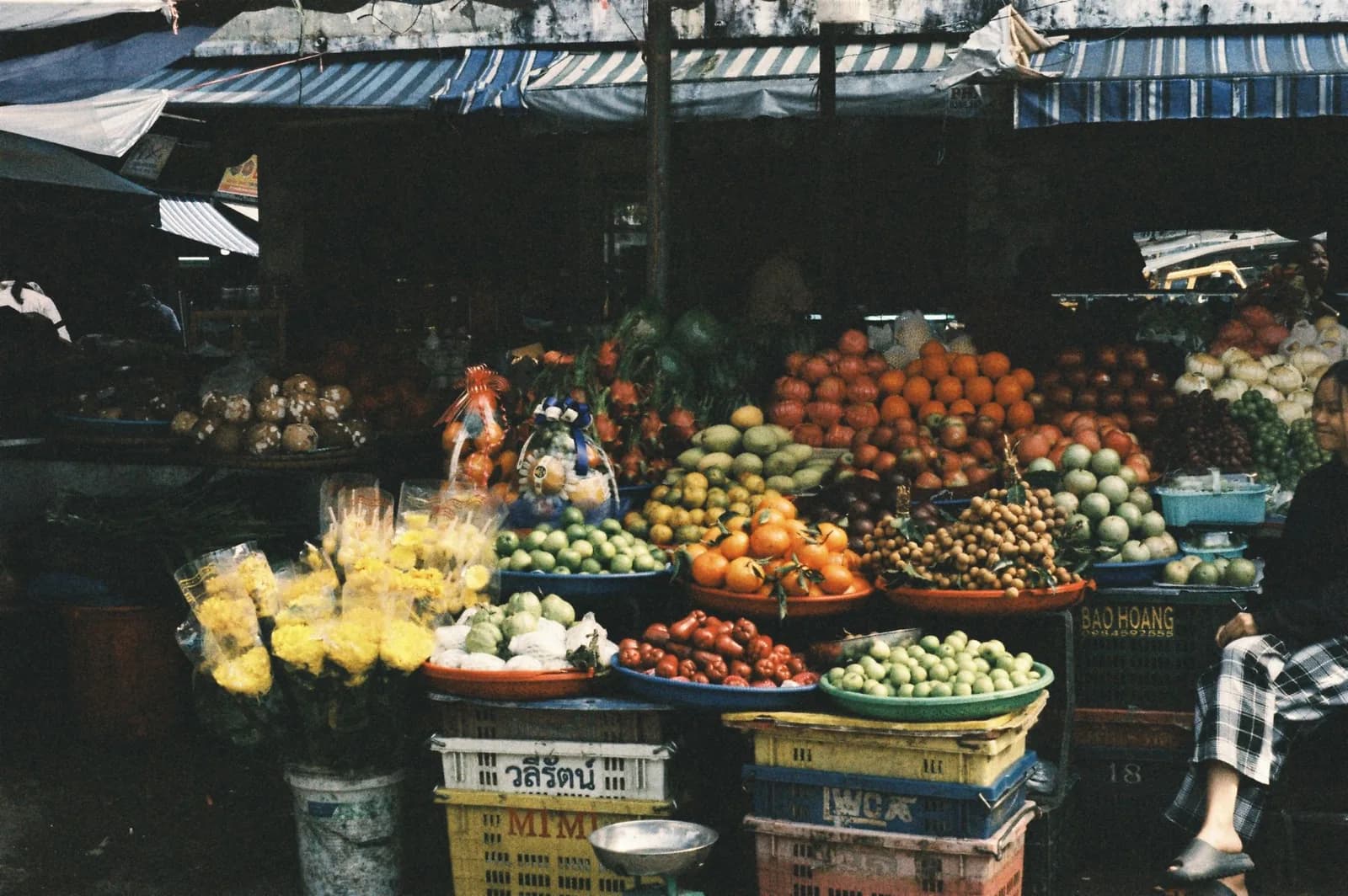 Étal du marché de Nouméa, produits frais en Nouvelle-Calédonie