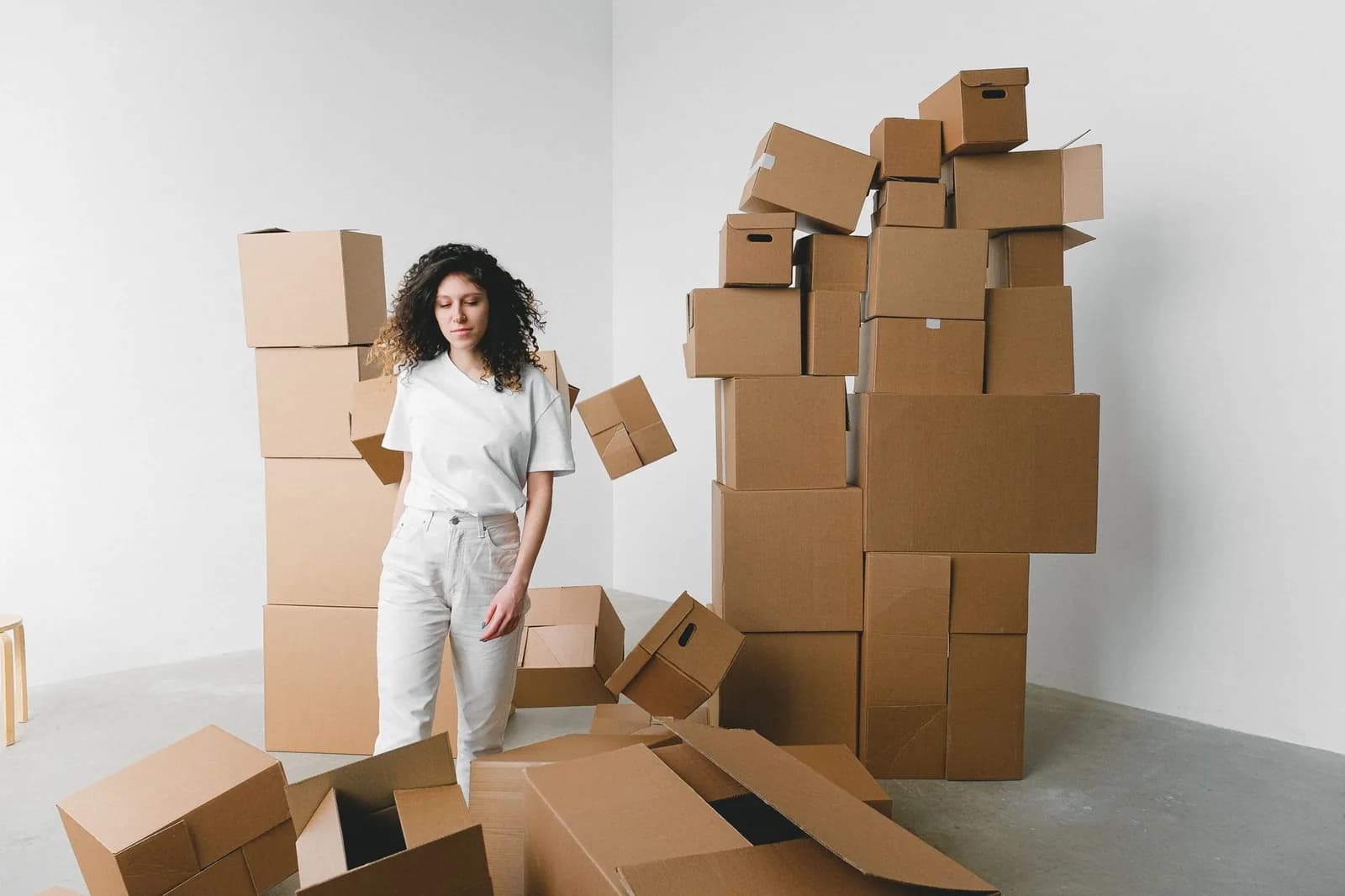 Cartons de déménagement empilés lors de la préparation d'un départ de France vers la Nouvelle-Calédonie