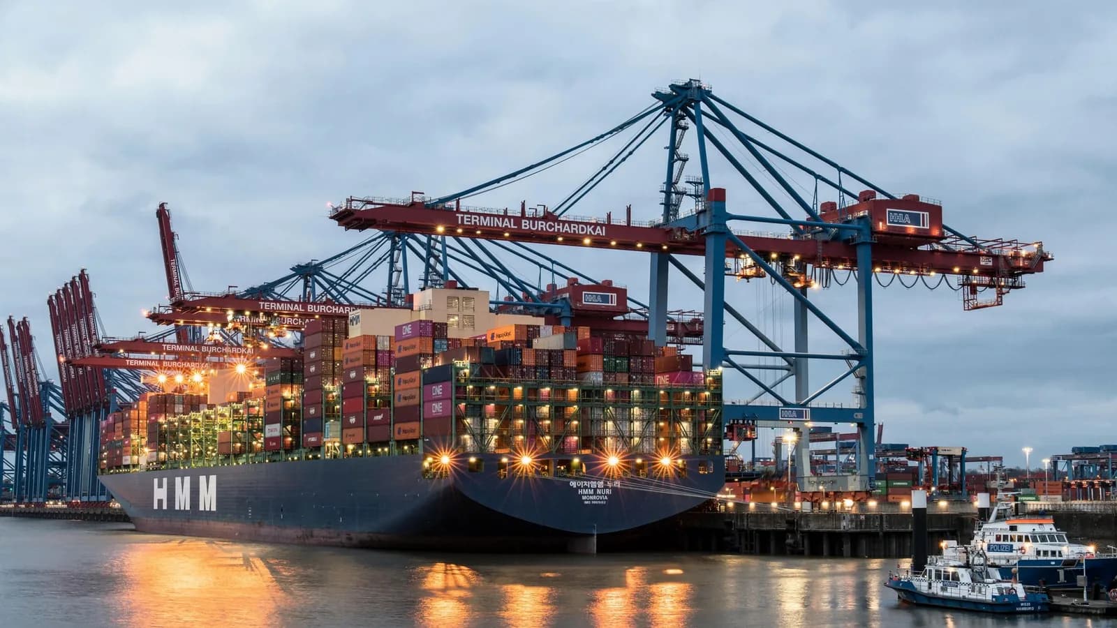 Conteneur maritime sur un quai de port, illustrant l'expédition d'un déménagement vers Nouméa en Nouvelle-Calédonie