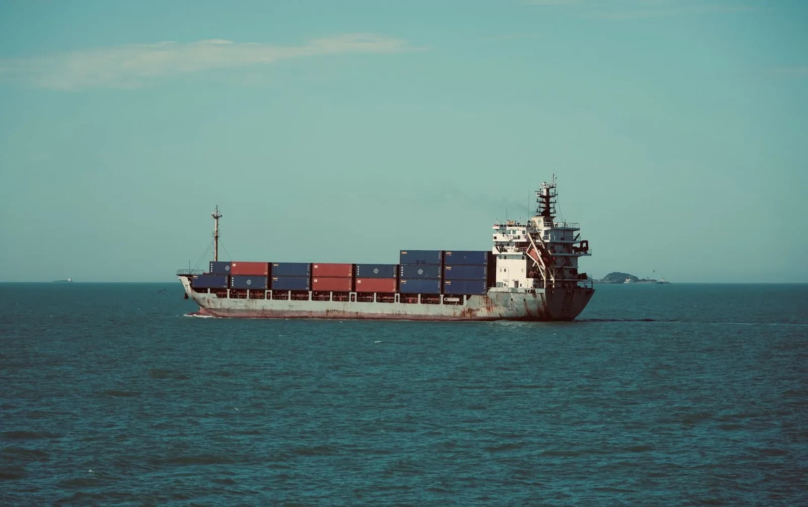 Porte-conteneurs en mer symbolisant le transport maritime longue distance vers la Nouvelle-Calédonie