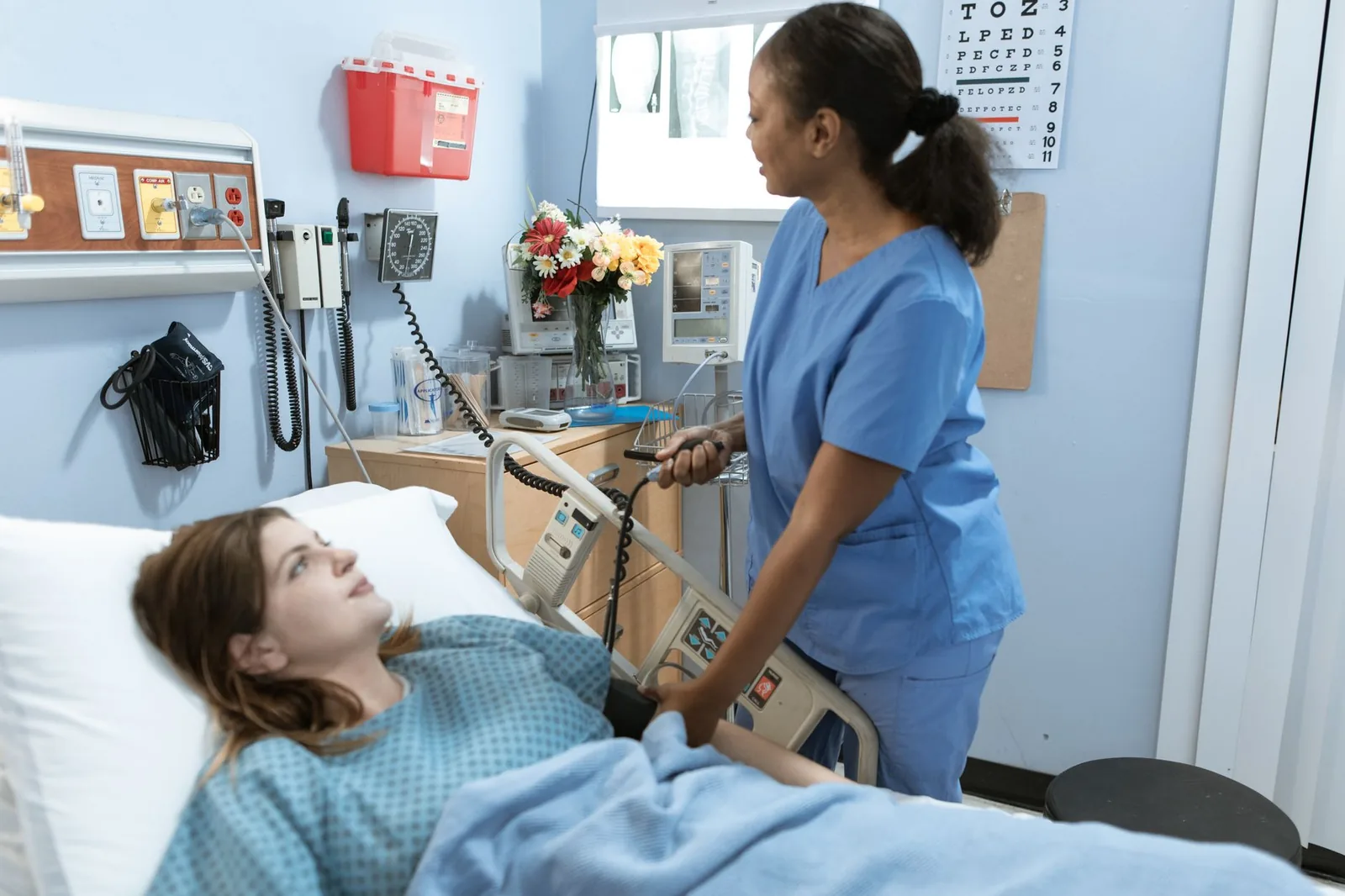 Infirmière au chevet d'une patiente dans une chambre d'hôpital, secteur en pénurie de recrutement en Nouvelle-Calédonie