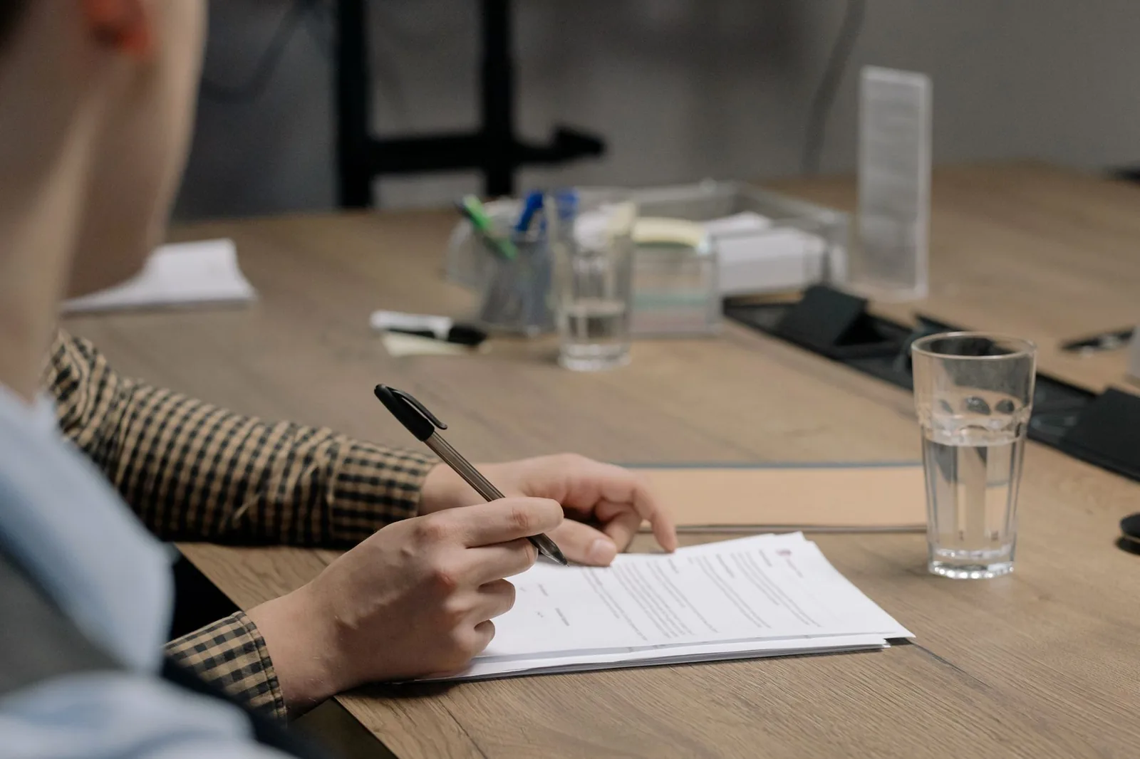 Chef d'entreprise signant le contrat de location d'un matériel financé en défiscalisation