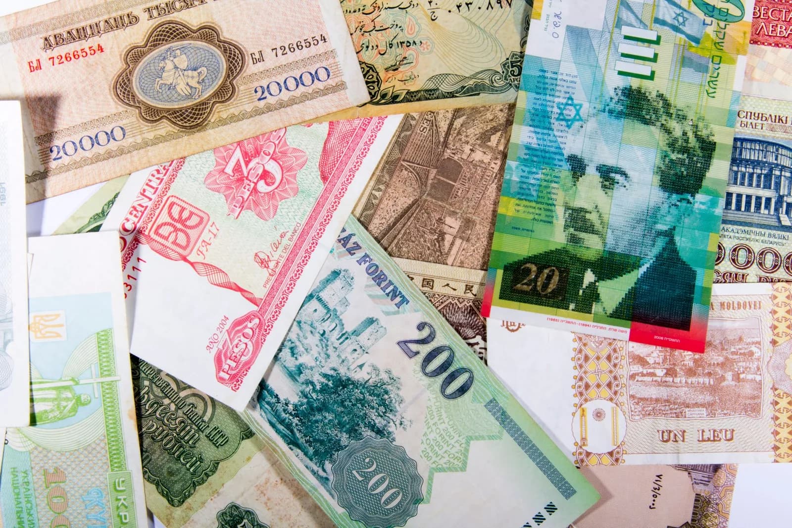 Billets de banque présentés à plat, illustration générique de la monnaie du quotidien