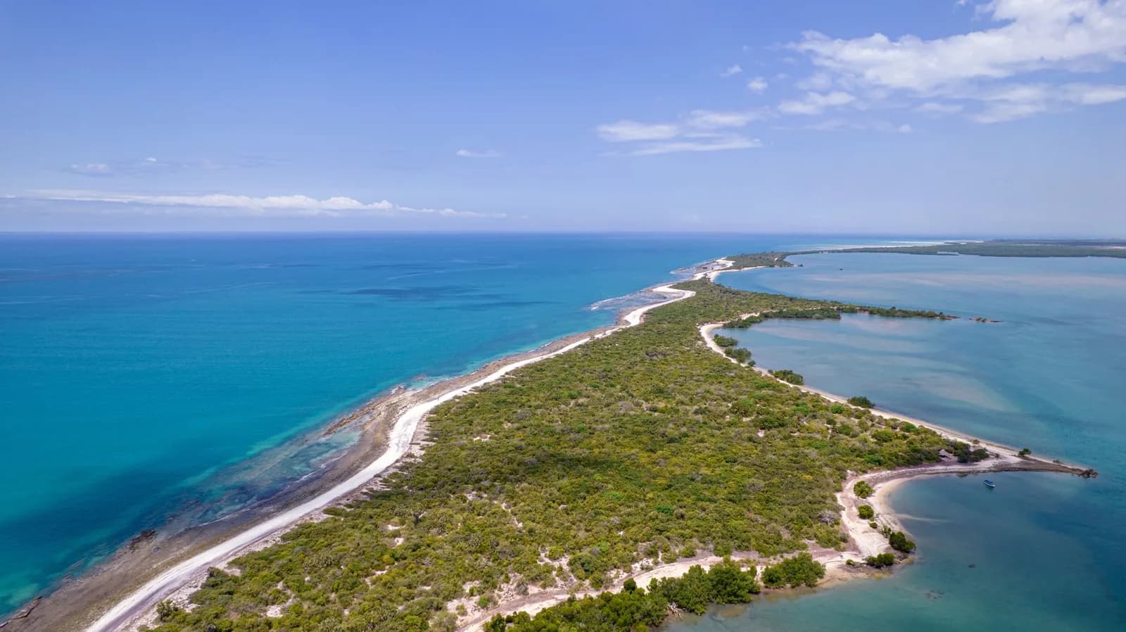 Lagon turquoise et côte verdoyante de la Côte Est, région de Hienghène en Nouvelle-Calédonie