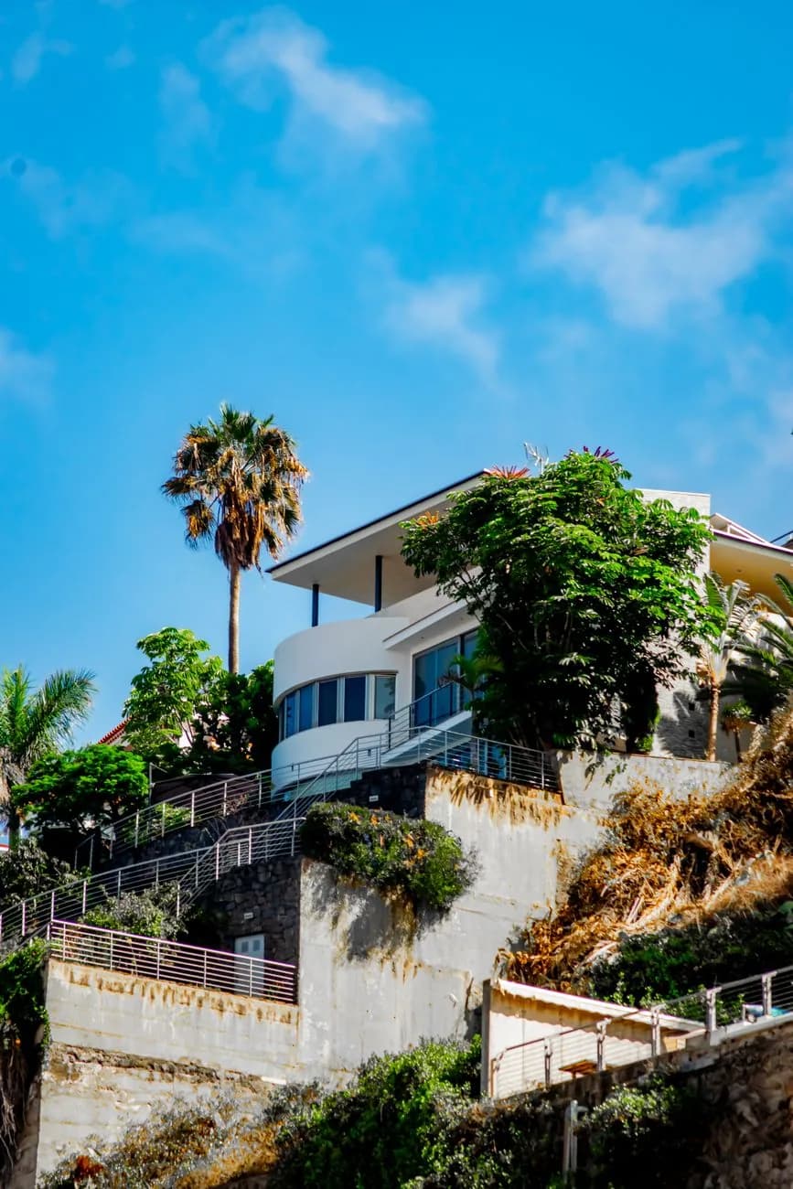 Villa moderne sur les hauteurs d'un quartier résidentiel tropical en Nouvelle-Calédonie