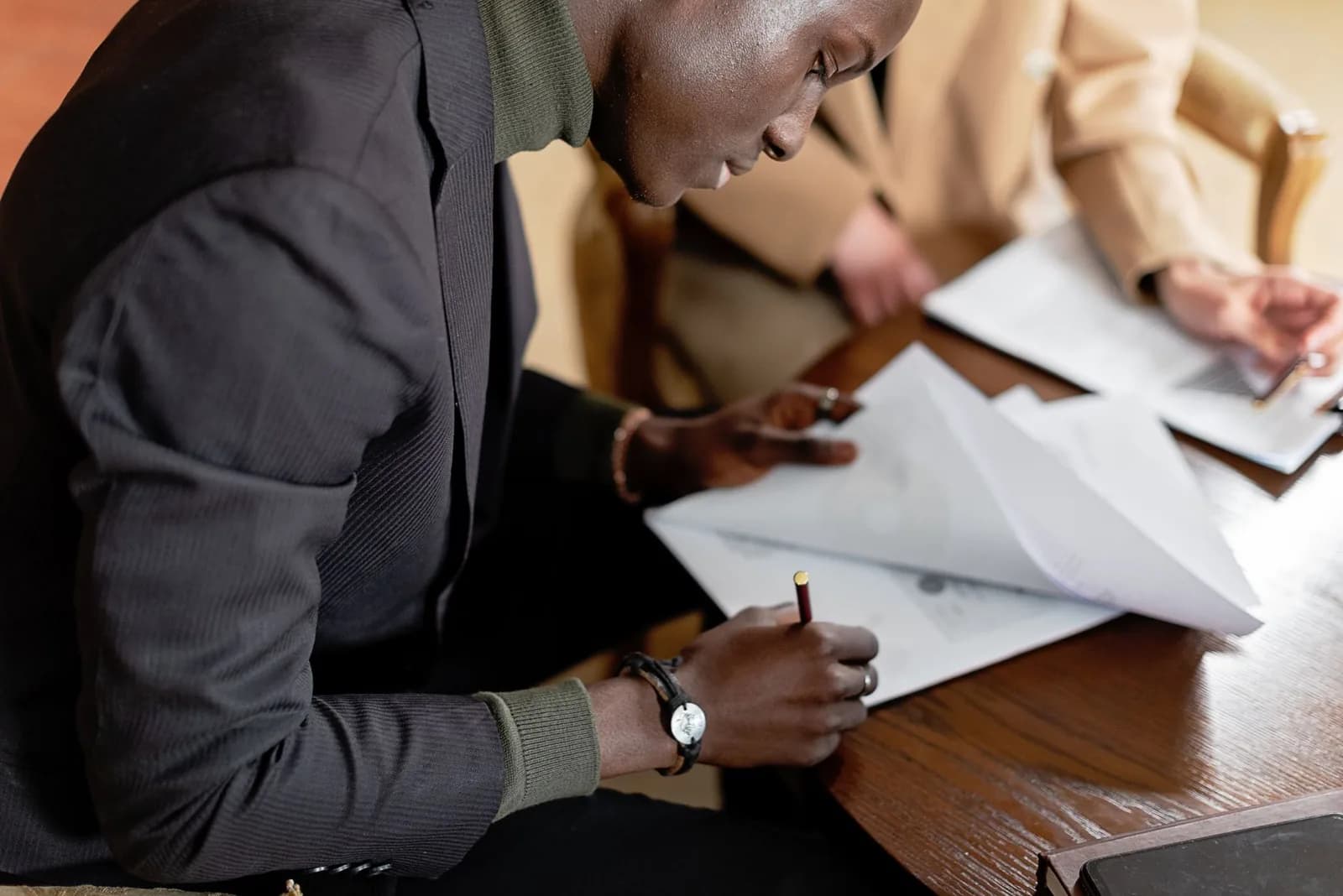 Chef d'entreprise en costume étudiant des documents lors d'un rendez-vous professionnel