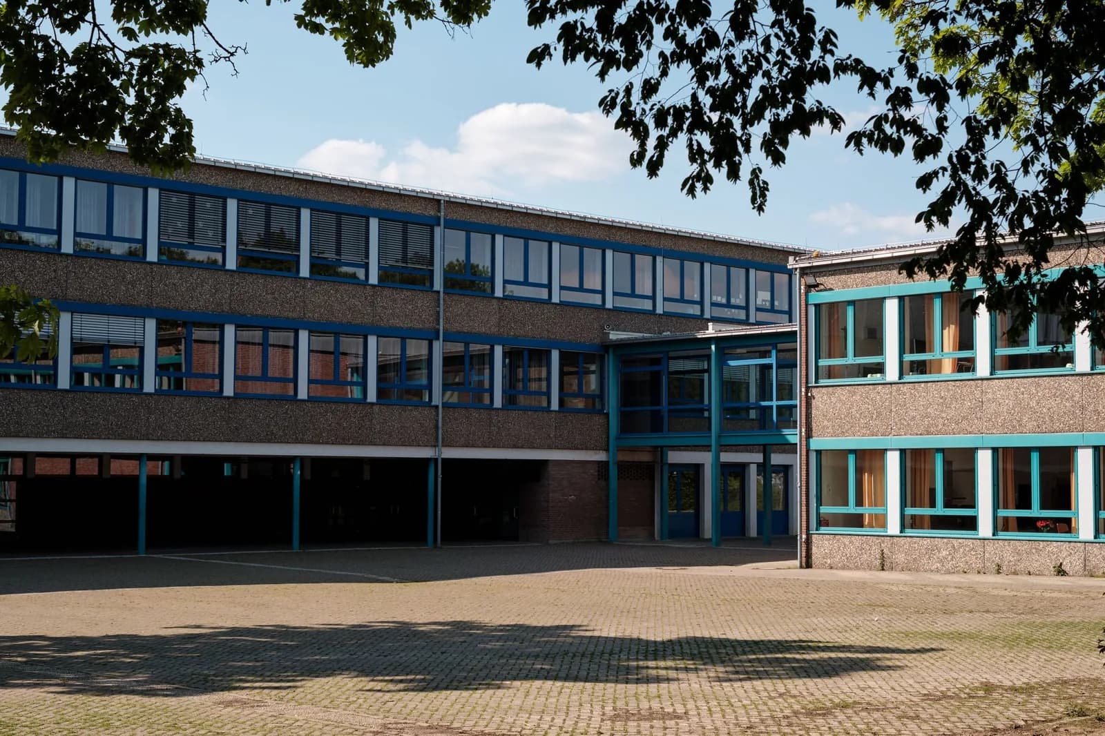 Bâtiment de lycée avec sa cour de récréation (image d'illustration générique)