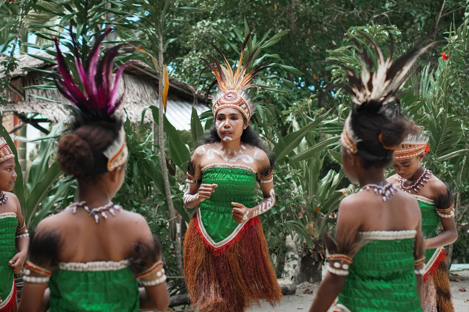 Danseurs mélanésiens en tenue traditionnelle et coiffes de plumes lors d’une célébration en plein air, évoquant les arts du Pacifique mis à l’honneur par le festival de 1975
