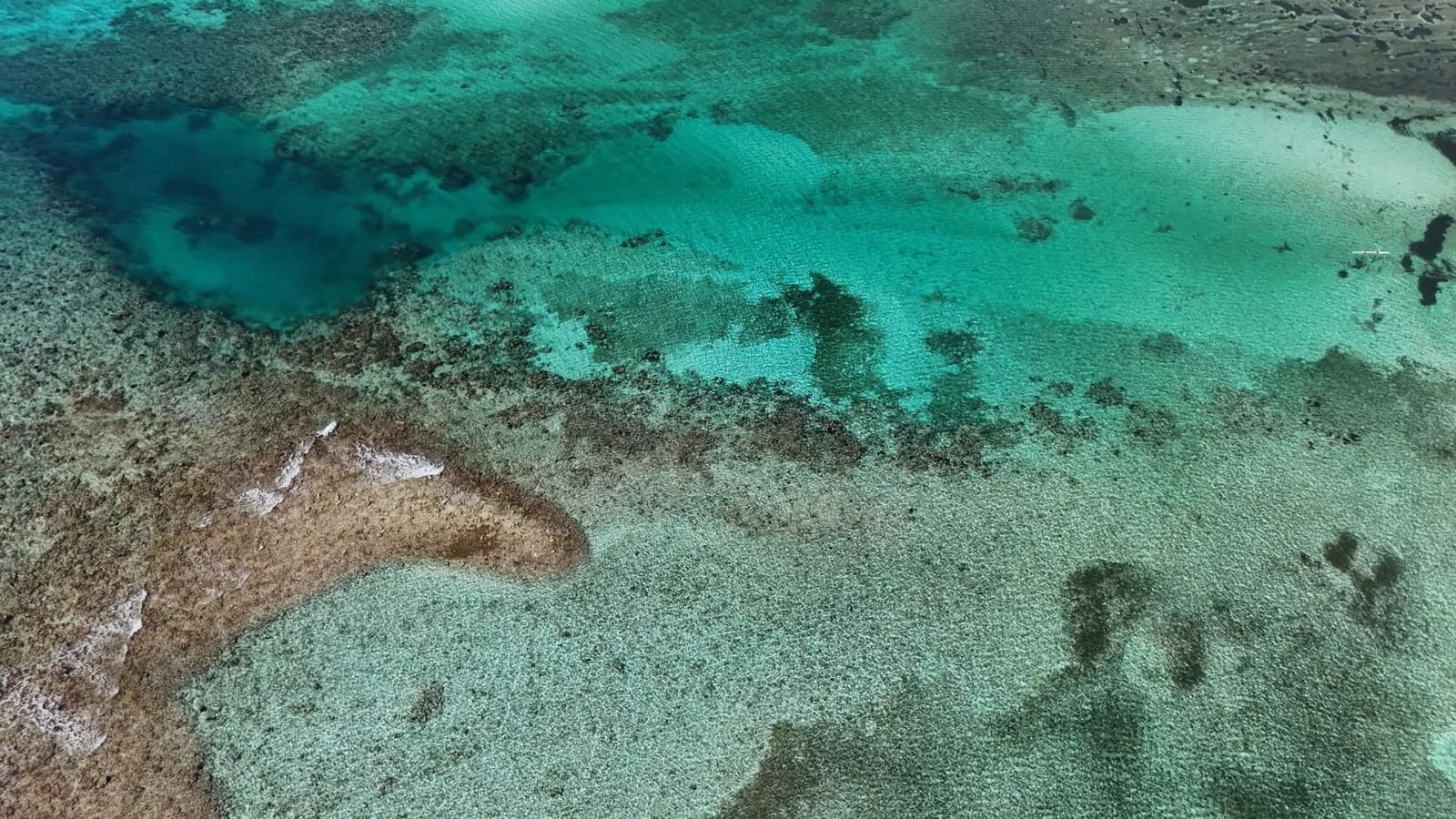 Vue aérienne d'un lagon turquoise sur récif corallien (image d'illustration d'un littoral du Pacifique)