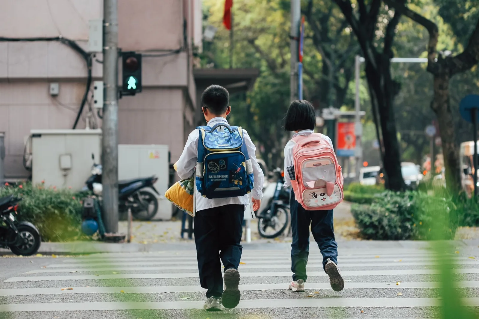 Deux jeunes enfants avec des cartables sur le chemin de l'école, évoquant la rentrée (photo d'illustration générique, non localisée)