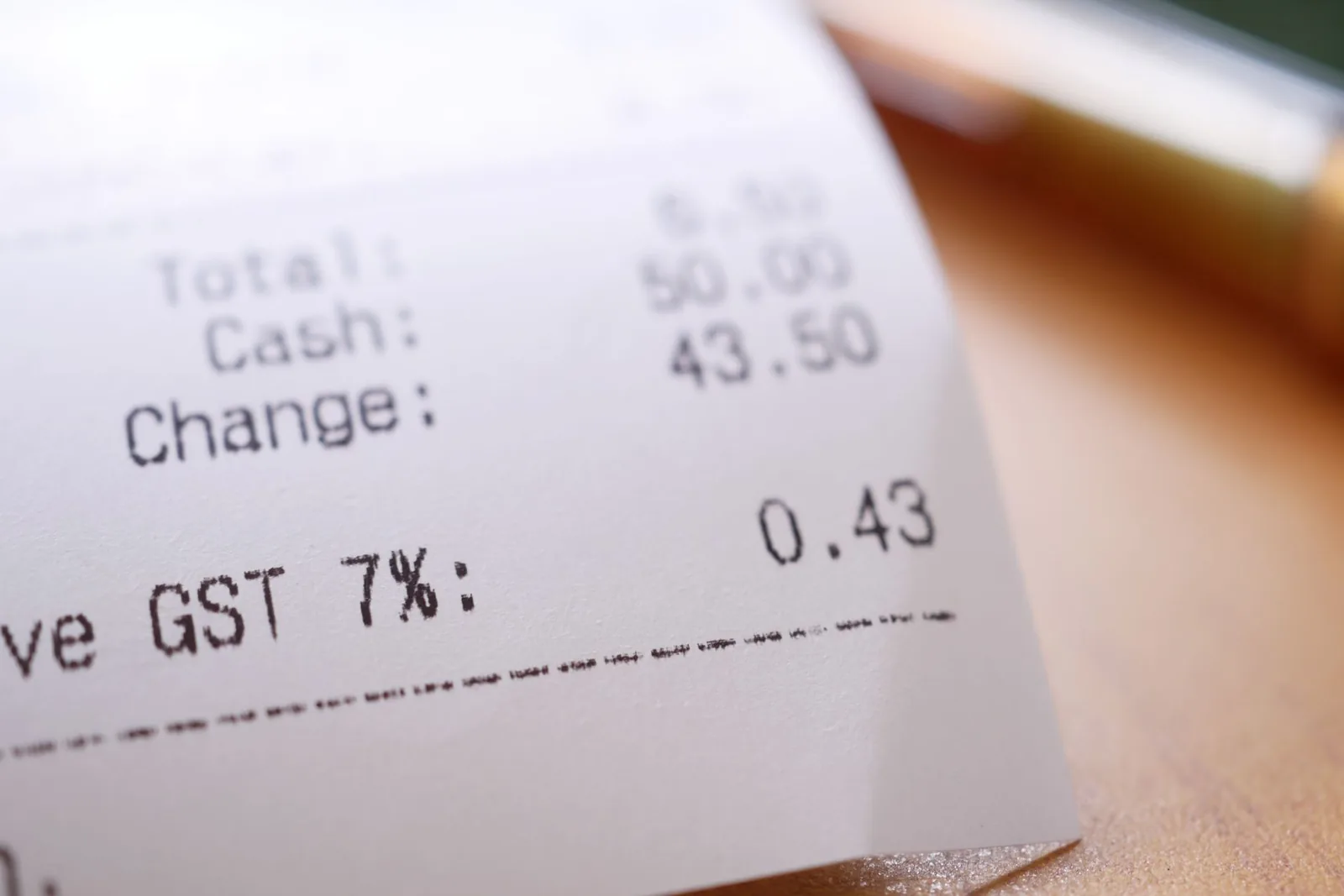 Gros plan d'un ticket de caisse affichant une ligne de taxe sur la consommation