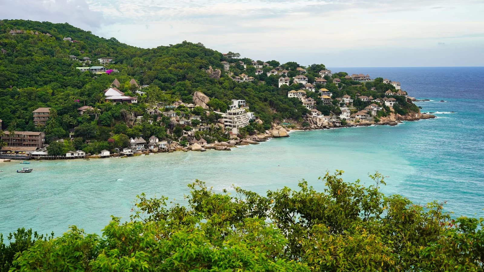 Plage de sable blanc bordee de cocotiers ouvrant sur un lagon turquoise, evoquant le littoral du Mont-Dore (image d'illustration)
